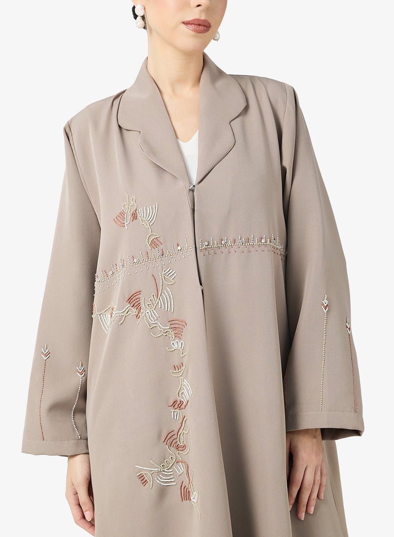 هيا كلوزيت عباية بياقة واسعة بتصميم مفتوح مزينة بالزهور - Image 4